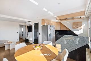 Zoek je een instapklaar en karaktervol dakappartement op een absolute toplocatie? Dit gezellige appartement op de 3e verdieping van de August Van Landeghemstraat 91 combineert hedendaags comfort, veel lichtinval en een centrale ligging in het bruisende hart van Willebroek.<br /><br />De grote raampartijen zorgen voor een heerlijke lichtinval, terwijl de open, ingerichte keuken naadloos aansluit op de woonkamer—de perfecte plek om te koken en te ontspannen.<br /><br />Het appartement beschikt over twee volwaardige slaapkamers met elk hun eigen unieke troef:<br />Hoofdslaapkamer: Voorzien van een aansluitende, royale inloopdressing.<br />Tweede slaapkamer: Biedt direct toegang tot het privatieve terras, ideaal om 's ochtends in alle rust van je koffie te genieten.<br /><br />Optimaal klimaatcomfort: Naast de centrale verwarming op aardgas is het appartement uitgerust met 2 airco-units die zowel efficiënt koelen tijdens warme zomerdagen als bijverwarmen in de winter.<br /><br />Instapklaar: Volledig instapklaar; je hoeft enkel je verhuisdozen uit te pakken.<br />Gelegen in de August Van Landeghemstraat met winkels, horeca, scholen en openbaar vervoer op wandelafstand.<br /><br />Ben je op zoek naar een ideale starterswoning, een gezellig eigen stekje of een slimme investering in Willebroek? Neem vandaag nog contact op voor een bezoek!<br />Tim@mondovastgoed.be