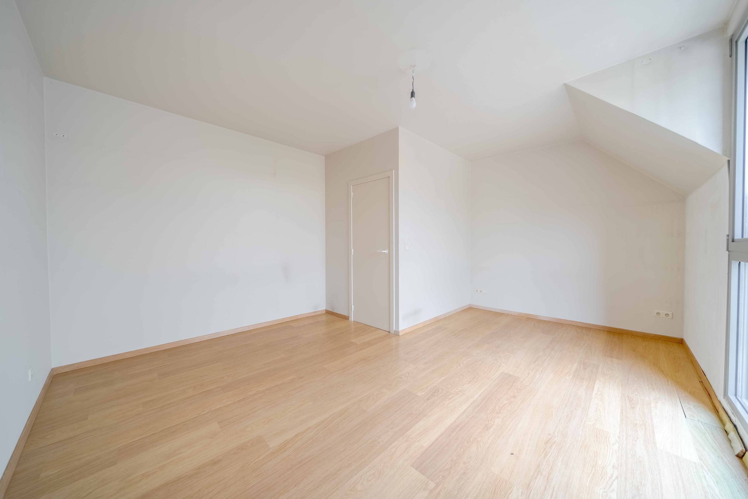 Veelzijdig handelspand met duplex appartement en ruim terras in het centrum van Wevelgem te koop! - foto 5