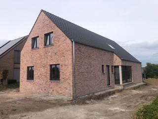 Aan de doorgaande weg Minderhout - Meer gelegen nieuwbouw woning CASCO / winddicht. Zeer goed geïsoleerde woning (dak, muren, ramen), verder af...