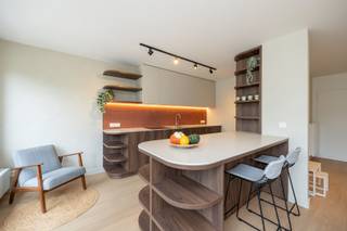 Op de eerste verdieping van een kleinschalig gebouw met slechts vier appartementen bevindt zich dit hoogwaardig gerenoveerde appartement van 76 m². Het appartement werd volledig vernieuwd met kwalitatieve materialen en is bovendien volledig instapklaar, inclusief schilderwerken en kwalitatieve led verlichting.<br /><br />De lichtrijke leefruimte met open, volledig uitgeruste keuken (met AEG toestellen, Liebherr ijskast en Novy dampkap) vormt samen een aangename woonruimte van ca. 35 m². Aansluitend aan de keuken bevindt zich een praktische wasplaats/berging. Vooraan beschikt het appartement over een gezellig terras.<br /><br />Verder zijn er twee slaapkamers, een afzonderlijk gastentoilet en een stijlvol afgewerkte badkamer met inloopdouche, wastafel met onderkast en spiegelkast.<br /><br />Een absolute troef is de zeer ruime en brede garage van maar liefst 45 m² met plaats voor 2 wagens aangevuld met een aparte berging en een private oprit met plaats voor nog een extra wagen.<br /><br />Niet alleen het appartement, maar het volledige gebouw werd grondig onder handen genomen. Dit resulteert in een uitstekend EPC-label A (59). Ook de elektrische installatie is conform en het appartement is asbestveilig. De zonnepanelen op het dak voorzien bovendien per appartement een vermogen van ca. 2,5 kWp.<br /><br />Een volledig afgewerkt en energiezuinig appartement met uitzonderlijk veel parkeer- en bergruimte, gelegen in een kleinschalig gebouw.<br /><br />Interesse? Maak vandaag nog een afspraak en ontdek dit instapklare appartement ter plaatse.