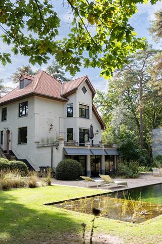 <div>
<div>Voor verdere info of een vrijblijvende waardebepaling van uw eigendom: joeri@homixx.be of 016 199 346.<br /><br />In de gegeerde Oude Putsebaan te Keerbergen stellen wij graag deze unieke, open monumentale bebouwing aan u voor. Gelegen op een indrukwekkend perceel van 2.750 m² en met een royale bewoonbare oppervlakte van 295 m², verenigt deze karaktervolle villa een charmante, tijdloze uitstraling met eigentijds wooncomfort. Dankzij een gunstige EPC-score C is er bovendien geen renovatieplicht van toepassing.<br /><br />Via de automatische poort betreedt u het domein, waar meerdere buitenparkeerplaatsen én een laadpaal voor uw elektrische wagen voorzien zijn. Een grote extra troef is het functionele bijgebouw met een aparte zijingang, dat plaats biedt aan 2 wagens en diverse invullingen toelaat. Bij het binnenstappen valt meteen het gebruik van smaakvolle, kwalitatieve materialen op. De lichtrijke leefruimte sluit naadloos aan op de gerenoveerde open keuken, die volledig is uitgerust met hoogwaardige toestellen en verfijnde afwerking.<br /><br />De woning beschikt over vier volwaardige slaapkamers. Op de zolderverdieping werden reeds extra kwalitatieve kamers ingericht, wat zorgt voor een zee aan ruimte. Met twee badkamers en drie aparte toiletten geniet elk gezinslid van optimaal comfort. Daarnaast is de villa uitgerust met een praktische wasplaats, een kelder en zonnepanelen voor een energiezuinig gebruik.<br /><br />Buiten is het heerlijk vertoeven. Het terras kijkt uit op de prachtige tuin zonder inkijk, waar u in alle rust en privacy kan ontspannen. De idyllische zwemvijver en de ingebouwde sauna maken de ultieme wellnessbeleving in uw eigen tuin compleet.<br /><br />Een uitzonderlijke opportuniteit voor wie op zoek is naar ruimte, charme en modern comfort op een toplocatie.</div>
</div>