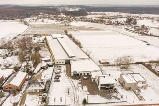 Uniek bedrijfsgebouw nabij het centrum van Scherpenheuvel.Deze site (1,3 ha) bestaat uit een kantoorgebouw en showroom (500 m²) met ruime parking...