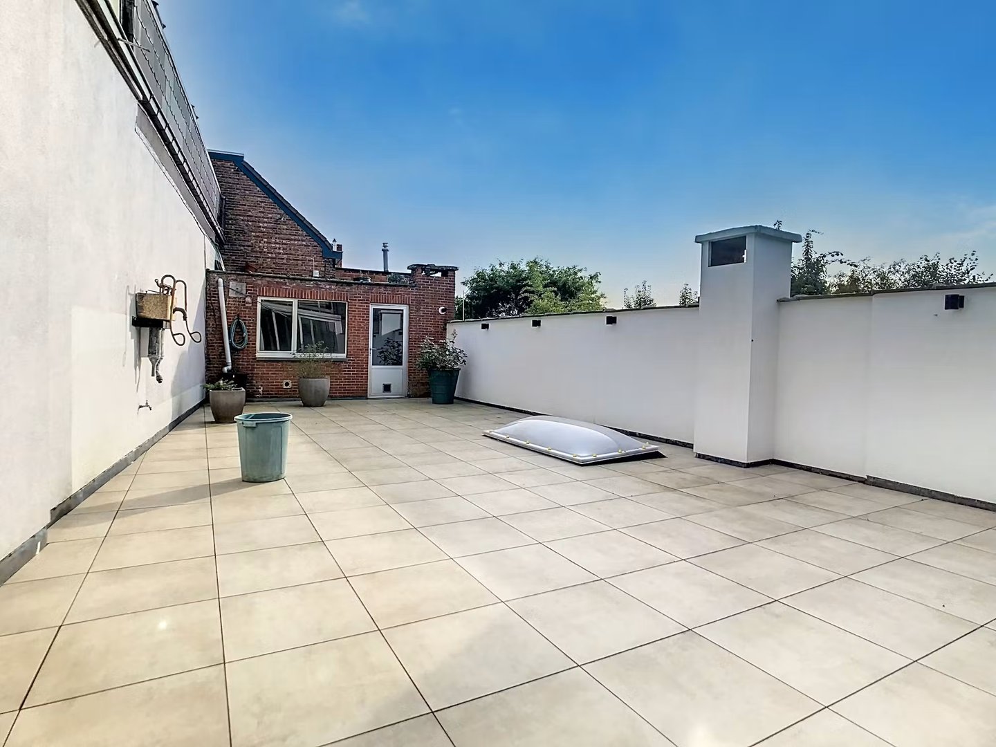 Ruim en centraal gelegen duplex appartement en handelslpand te koop - foto 2