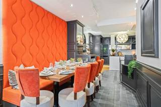 <p>Gezellig restaurant op toplocatie in Knokke-Heist – Perfect als veilige investering!<br /><br />Ben je op zoek naar een charmant ingericht restaurant op een toplocatie in Knokke-Heist? Dan is dit handelspand op de gelijkvloerse verdieping van residentie “De Breughel” wellicht iets voor jou! <br />Toplocatie tussen Kustlaan en Zeedijk. Het restaurant geniet van een unieke ligging, waardoor het zowel voor toeristen als locals een aantrekkelijke bestemming is.<br />Instapklaar en volledig uitgerust; de keuken (verdieping -1) is volledig uitgerust met alle nodige apparatuur en de meubelen zijn inbegrepen. <br />Het pand wordt momenteel verhuurd voor €2.500 per maand, waardoor je meteen een stabiel rendement genereert. Ideaal als investering. <br /><br />Dit handelspand is perfect als veilige investering.<br />Extra troeven;<br />- Aparte toog met ingebouwde koelkasten<br />- Goederenlift<br />- Toiletlokalen<br />- Afgesloten berging<br /><br />Geïnteresseerd in deze investering met rendement? <br />Neem vandaag nog contact op voor meer informatie!</p>