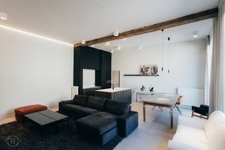 Dit unieke appartement bevindt zich in een prachtig gerenoveerde hoeve die haar historische charme heeft behouden, terwijl ze werd omgetoverd tot een eigentijdse en luxueuze woonomgeving. Hier genieten toekomstige bewoners van comfort, rust en een uitzonderlijk groen kader.<br />Kasteelhoeve de Beauffort is gelegen in een sfeervolle omgeving, omringd door weelderige natuur en prachtige wijngaarden. Dit alles binnen handbereik van het levendige centrum van Linden en op slechts een steenworp van het bruisende Leuven en zijn universiteiten.<br />Het appartement beschikt over een inkomhal die toegang geeft tot de bijzonder ruime en lichtrijke woonkamer met open keuken. De royale leefruimte biedt voldoende plaats voor zowel een gezellige zithoek als een volwaardige eetplaats. Een absolute troef is de privatieve tuin van ca. 40 m², waar u in alle rust kunt genieten van de groene en karaktervolle omgeving van de kasteelhoeve. Verder beschikt het appartement over een ruime slaapkamer met aansluitend een aparte dressing-/bureauruimte, ideaal als dressing of thuiswerkplek. De badkamer is uitgerust met een inloopdouche, dubbele wastafel en toilet. Daarnaast is er een praktische afzonderlijke berging voorzien.<br />Huurprijs: €1.490/maand + €100 provisie voor verwarming, onderhoud van de gemeenschappelijke delen en tuin. Water en elektriciteit zijn voorzien van aparte tellers.<br />Gunstig EPC: 166 kWh/m² (label B). Interesse in dit pand? Neem gerust contact met ons op voor meer informatie of om een bezoek in te plannen via info@homies.be.