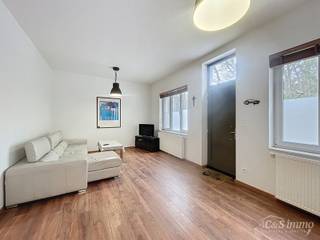 Verrassend ruime gerenoveerde gezinswoning met achterliggend magazijn en stijlvolle loft.<br />Achter deze gevel schuilt een uitzonderlijk ruime gerenoveerde woning waar wonen en werken perfect samenkomen.<br />De woning verwelkomt u in een woonkamer van ca. 30 m² op laminaatvloer, die naadloos overgaat in de lichtrijke eetkamer van ca. 15 m² met zicht op de stadstuin. De ingerichte leefkeuken (ca. 20 m²) vormt het hart van het huis en is uitgerust met koelkast, vaatwasmachine, 5-pits gasfornuis, dampkap en oven, afgewerkt met een elegant werkblad in blauwe hardsteen. Verder beschikt het gelijkvloers over een gastentoilet en een praktische bureauruimte op de mezzanine, ideaal voor thuiswerk of hobby.<br />De stadstuin met overdekt terras is een ware oase van rust waar u in alle privacy kan ontspannen.<br />Op de verdieping bevinden zich drie volwaardige slaapkamers (ca. 19 m², 14 m² en 12 m²), een bergkamer/dressing en een ingerichte badkamer met ligbad, douche, toilet en badkamermeubel.<br />Extra troeven zijn de ruime garage met automatische poort, kelderberging, dubbele beglazing en conforme elektriciteit.<br />Via een servitude bereikt u het achterliggende, luxueus afgewerkte magazijn met een bebouwde oppervlakte van maar liefst 180 m². Dit veelzijdige pand beschikt over een duurzame gietvloer, twee automatische poorten en vernieuwde elektriciteit. Daarboven bevindt zich een extra verdieping van 100 m², ingericht als stijlvolle loft met nieuwe beglazing en een volledig nieuw, geïsoleerd dak.<br />Een unieke eigendom met tal van mogelijkheden. Ideaal voor wie ruim wil wonen, ondernemen of beide wil combineren.