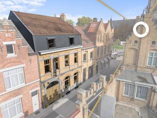 Aan de voet van de majestueuze Sint-Maartenskathedraal bevindt zich dit unieke pand dat wonen en werken op sublieme wijze combineert. Een...