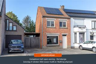 <u><strong>OPENDEURDAG OP ZATERDAG 31 OKTOBER 2026 tussen 14u00 en 18u00 ( op afspraak)</strong></u><br /><br />U kunt een BOD uitbrengen op deze woning, rekening houdend met de <strong>AANVANGSPRIJS </strong>van<strong> 299.000 euro,</strong> elk hoger BOD wordt voorgelegd aan de eigenaars die al dan niet kunnen ingaan op dit aanbod.<br /><br />Instapklare half-open woning<strong> in het rustige en groene dorp Hertsberge.</strong> Deze woning bestaat uit inkom, knap gerenoveerde woonkamer met pelletkachel en een automatisch rolluik aan de voorgevel maar ook aan de achtergevel. Aansluitend is er een volledig geïnstalleerde keuken met aanpalend ook de volledig geïnstalleerde badkamer met ligbad, wastafel en toilet. Op de eerste verdieping zijn er twee volwaardige slaapkamers. <strong>De derde slaapkamer/zolderkamer </strong>is te bereiken met vaste trap op de tweede verdieping. Verder is er nog een kelder, een ruime berging en een <strong>volledig omheinde tuin</strong> met de perfecte oriëntatie waar U kan genieten van de zon. <strong>De elektriciteit is gekeurd</strong> en er is <strong>geen renovatieverplichting</strong> van toepassing. Er zijn 10 zonnepanelen aanwezig! Dit kan ook een interessante investering zijn.<br /><br /><u><strong>Gelijkvloers:</strong></u>
<ul>
	<li>Inkom;</li>
	<li>Geïnstalleerde keuken;</li>
	<li><strong>Knap gerenoveerde</strong> woonkamer met pelletkachel;</li>
	<li><strong>Praktische badkamer</strong> met ligbad, wastafel en toilet;</li>
	<li>Leuke gezellige tuin die volledig omheind is;</li>
	<li>Buitenberging;</li>
	<li>Praktische kelderberging;</li>
	<li>Carport met poort;</li>
	<li>Oprit met voldoende parkeerruimte;</li>
</ul>
<strong><u>1ste verdieping:</u></strong>

<ul>
	<li>2 mooie volwaardige slaapkamers;</li>
</ul>
<strong><u>2de verdieping met vaste trap te bereiken:</u></strong>

<ul>
	<li>mooie zolderkamer / derde slaapkamer.</li>
</ul>
<strong><u>Troeven:</u></strong>

<ul>
	<li><strong>De elektriciteit is gekeurd</strong>;</li>
	<li><strong>Geen renovatieverplichting</strong>;</li>
	<li>10 zonnepanelen;</li>
	<li>Instapklaar;</li>
	<li>Dit kan ook een interessante investering zijn.</li>
</ul>
Voor meer informatie of verdere vragen contacteer ons via: <strong>oostkamp@caenen.be</strong><br /><br /> 