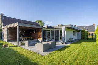 Ontdek deze instapklare bungalowvilla gelegen in een rustige, doodlopende straat in een van de meest gewilde residentiële wijken van Kortrijk...