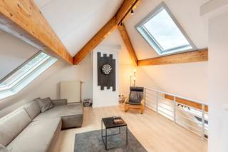 Dit prachtige 2-slaapkamer appartement is gelegen op een zeer rustige toplocatie te Heverlee. Het appartement maakt deel uit van een kleinschalige residentie en biedt u enorm veel troeven.<br />De ruime inkomhal geeft u directe toegang tot de verschillende leef- en slaapruimtes. De leefruimte bevindt zich aan de achterzijde van het gebouw, kijkt uit op het achtergelegen groen en geniet van een open, volledig geïnstalleerde keuken met kwaliteitsvolle toestellen. Dankzij de grote raampartijen baadt de volledige leefruimte in het licht. Vanuit de keuken heeft u toegang tot het terras, waar het heerlijk vertoeven is. Via een houten trap bereikt u vanuit de leefruimte de gezellige, bovengelegen zithoek.<br />Verder beschikt het appartement over twee slaapkamers, een badkamer met ligbad/douche en een apart toilet. Het pand heeft een EPC label C, wat een degelijke energetische basis biedt en ruimte laat voor verdere optimalisatie.<br />Daarnaast is er een ruime, droge bergruimte en een afgesloten garagebox aanwezig.<br />Bent u op zoek naar een topappartement op een heerlijke woonlocatie te Heverlee? info@covas.be // 016 40 60 20 // www.covas.be