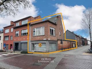In de Rubensstraat, pal in het centrum van Kontich, bevindt zich deze ruime woonst met tal van mogelijkheden. Dankzij de centrale ligging, oppervlakte en structuur biedt dit gebouw een uitzonderlijk potentieel voor wie op zoek is naar een project met karakter en visie.<br /><br />De woonst is momenteel gekend als handelshuis en verwacht een volledige renovatie, maar vormt hierdoor de perfecte basis voor een totaalproject op maat. Je kan hier bijvoorbeeld een handelsgelijkvloers met bovenliggende woonst creëren, of, mits het bekomen van de nodige vergunningen en toestemmingen, het volledige gebouw omvormen tot meerdere appartementen of een combinatie van wonen en werken.<br /><br />Bovendien is er de mogelijkheid om het aanpalende handelsgelijkvloers mee aan te kopen, waardoor er een groot geheel op het gelijkvloers ontstaat. Ideaal voor wie op zoek is naar extra ruimte voor een winkel, praktijk of kantoor.<br /><br />De ruime garage achteraan maakt deze eigendom ook interessant voor zelfstandigen of wie extra bergruimte nodig heeft.<br />De ligging is zonder twijfel één van de grootste troeven van deze eigendom.<br /><br />De Rubensstraat ligt in het hart van Kontich, op wandelafstand van winkels, scholen, horeca en openbaar vervoer. Ook het station van Kontich-Lint bevindt zich dichtbij, en dankzij de vlotte verbinding met de E19 en de A12 bent u snel in Antwerpen, Mechelen of Brussel.<br /><br />Deze eigendom is dan ook bijzonder geschikt voor wie op zoek is<br />naar een project met mogelijkheden op een uitstekende locatie. Of u nu een investeerder, ondernemer of particulier bent met renovatieplannen, dit pand laat toe om uw eigen visie te realiseren in het bruisende centrum van Kontich.<br /><br />Kom zelf de mogelijkheden ontdekken – een bezoek ter plaatse overtuigt!<br /><br />EPC : 1 154 kWh/m<sup>2</sup> (Label F)<br />Stedenbouwkundige inlichtingen in aanvraag<br />Waterinfo : P-Score = B, G-Score = B<br /><br />Dit is niet wat je zoekt ? Al gehoord van AANKOOPBEGELEIDING ? Wij zoeken, bezoeken en onderhandelen mee met jou voor eigendommen die worden aangeboden door particulieren, andere makelaars of eigendommen die zelfs (nog) niet te koop staan?<br />Vraag meer informatie over aankoopbegeleiding via welkom@dehuisleverancier.be of 0489/069.000<br /><br />de Huisleverancier : Persoonlijk, voor iedereen Service, Kwaliteit en Vertrouwen !