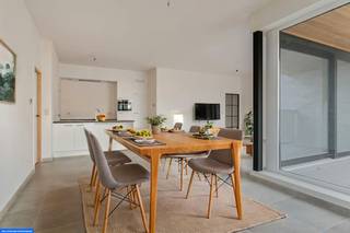 Dit lichtrijk nieuwbouwappartement is gelegen in residentie Rembrandt op centrale ligging in Wielsbeke. Het afgewerkt appartement geniet van 2 kamers, een totale woonoppervlakte van ca. 128m² en terras van ca. 7m². INDELINGInkom - berging - lichtrijke leefruimte met zithoek en eethoek - open keuken (oven, vaatwas, kookplaten, frigo) - berging bij keuken - nachthal - apart toilet - slaapkamer 1 - slaapkamer 2 - badkamer (douche, bad en dubbele lavabo) - terrasTROEVEN- Energiezuinig- Centrale ligging- Kleinschalig gebouw- Aangename terrassen - Openbare parking naast het gebouw- Gemeenschappelijke fietsenberging- Mogelijkheid aankoop garage en/of bergingMogelijkheid om aan te kopen onder 6% btw!