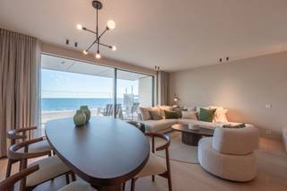 Luxueus, smaakvol appartement in een kleine residentie met oninneembaar zeezicht, pal op de zeedijk van het Zoute. Ideaal gelegen tussen...
