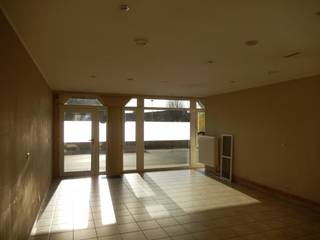 omvattende een hal met apart toilet, een grote open ruimte, een keuken met aparte eethoek, 2 kamers/burelen, een stooklokaal, een badkamer,...