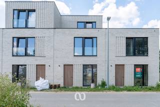 Ben jij op zoek naar een volledig afgewerkte nieuwbouwwoning met vijf slaapkamers en twee badkamers vlakbij het centrum van Oudenaarde? Gevonden!<br /><br />De vijf volwaardige slaapkamers, de lichtrijke leefruimte, de zonnige zuidwestgerichte tuin en de rustige ligging op een boogscheut van het centrum van Oudenaarde en 't Spei zijn maar enkele van de vele troeven die we hier terugvinden!<br /><br />INDELING:<br /><br />GLV:<br />Je komt de woning binnen via de inkomhal met gastentoilet. Van hieruit heb je toegang tot de ruime en lichtrijke leefruimte die naadloos overloopt in de open keuken. Dankzij de grote raampartijen geniet je hier van een aangename lichtinval en een mooi zicht op de volledig aangelegde tuin met terras. Verder bevindt zich op het gelijkvloers ook nog een handige berging.<br /><br />1eV:<br />Op het eerste verdiep kom je boven in de nachthal. Van hieruit heb je toegang tot drie volwaardige slaapkamers en een eerste badkamer.<br /><br />2eV:<br />Op het tweede verdiep bevinden zich nog twee ruime slaapkamers en een tweede badkamer, waardoor deze woning perfect geschikt is voor grotere gezinnen of wie extra ruimte wenst.<br /><br />TUIN:<br />De volledig aangelegde, zuidwestgerichte tuin beschikt over een ruim terras, een verzorgd gazon, hagen en een praktische tuinberging. Hier geniet je optimaal van de middag- en avondzon.<br /><br />NIEUWBOUWPROJECT:<br />Deze woning maakt deel uit van een kwalitatief nieuwbouwproject met verschillende gezinswoningen. Ben je op zoek naar een woning met een andere indeling, oppervlakte of prijsklasse? Contacteer ons dan gerust voor een overzicht van alle nog beschikbare woningen binnen dit project.<br /><br />Lijkt deze instapklare nieuwbouwwoning wel iets voor jou? Aarzel dan zeker niet en contacteer ons vandaag nog voor meer informatie of een bezoek!
