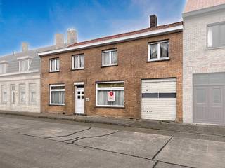 Vous recherchez un projet de rénovation avec de l'espace et du potentiel dans un environnement rural et calme ? Découvrez cette spacieuse maison avec jardin et garage dans la Beverenstraat à Leisele (quartier d'Alveringem), sur un terrain de 380 m².<br /><br />Cette maison à rénover bénéficie d'une connexion fluide vers Furnes, l'E40 et la côte, tout en permettant de vivre ici en toute tranquillité.<br /><br />MISE EN PAGE<br />Rez-de-chaussée :<br />- entrée<br />- toilettes pour invités<br />- espace de vie lumineux<br />- cuisine<br />- garage spacieux<br /><br />Le premier étage offre beaucoup d'espace et peut être entièrement repensé en plusieurs chambres à coucher à part entière et/ou en une salle de bain si vous le souhaitez.<br /><br />Il y a également un grenier supplémentaire au-dessus du garage, idéal comme salle de loisirs, débarras ou pièce supplémentaire.<br /><br />GÉNÉRAL :<br />- superficie 380 m²<br />- endroit calme<br />- garage avec grenier supplémentaire<br />- de nombreuses options<br /><br /><br /><br /><br /><br /><br />Ce bien est soumis à l'obligation de rénovation imposée par le gouvernement flamand pour les bâtiments résidentiels (sauf en cas de démolition dans les 5 ans suivant l'achat). Pour plus d'informations, veuillez consulter le site web de l'Agence flamande de l'Énergie et du Climat via https://www.vlaanderen.be/een-woning-kopen/renovatieverplichting-voor-residentiele-gebouwen<br /><br />Registre des mesures: non