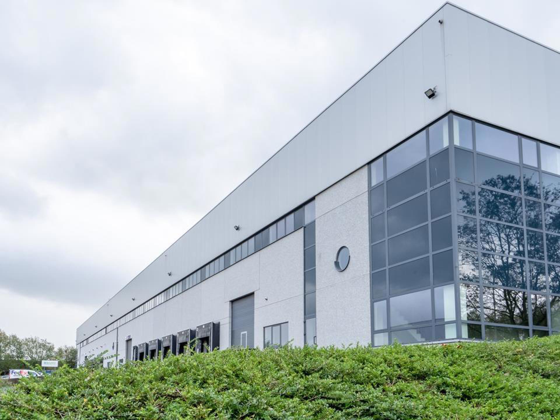 - zonnepanelen- zichtlocatie- auto parking- vloerbelasting : 5T/m²- laadkades ; 5- ESFR Sprinkler installatie- verwarming : >8°C