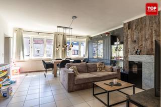 Dit mooie en gezellige appartement met 2 slaapkamers bevindt zich op de Ninovesteenweg. Strategisch zeer goed gelegen!<br /><br />Het centrum van Aalst is gemakkelijk te bereiken te voet of per fiets. Daar zijn er tal van supermarkten, scholen, drink - en eet gelegenheden terug te vinden. <br />Op amper 2 minuten rijden met de wagen ligt de op en afrit van Aalst op de E40. Zowel richting Brussel als Gent heb je dus de ideale verbinding.<br /><br />Het appartement is gelegen op de eerste verdieping. Via de inkomhal en de glazen deur komen we terecht in de gezellige lichtrijke leefruimte. Aansluitend komen we terecht in de ruime keuken. De badkamer is uitgerust met een douche en lavabo. Ook de aansluiting voor de wasmachine is er terug te vinden. De 2 ruime slaapkamers zijn voorzien van ingebouwde kasten, een echte meerwaarde. Via de master bedroom heb je toegang tot balkon / terras. Het is altijd fijn om te genieten van de zon. Tevens is het voorzien van een elektrisch zonnescherm.<br /><br />Het appartement heeft een gunstig EPC mede door de 18 zonnepanelen. Het groene stroomcertificaat is nog geldig tem 2030 en zorgt voor meer dan 1000 EUR extra voordeel per jaar!<br /><br />Extra troeven :<br />- Bij het appartement zit een volledig afgesloten garage<br />- Zowel in de woning alsook op het gelijkvloers is een bergingsruimte voorzien<br />- Recent werd geïnvesteerd in een pellet kachel<br />- De slaapkamers zijn voorzien van elektrische rolluiken<br />- De ramen van de leefruimte zijn voorzien van zonnewering<br />- Het complex is voorzien van een gemeenschappelijke tuin op het gelijkvloers<br /><br />De woning is perfect onderhouden<br /><br />Dit appartement is zeker ideaal als eerste woning. Het is voorzien van alle comfort en heeft alles in huis om er een echte thuis van te maken!<br /><br />Beschikbaar bij akte<br /><br />Contacteer Topvastgoed voor een bezoek op het nummer 0475 700 700