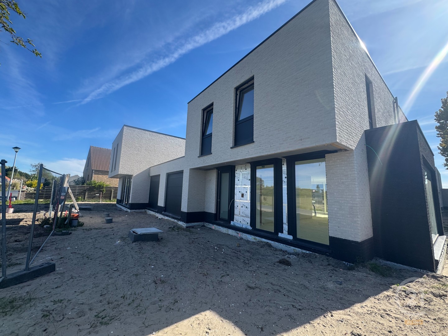 Moderne gezinswoningen met 3 ruime slaapkamers, 2 badkamers en inpandige garage! - foto 1