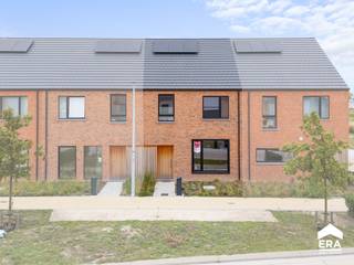 Over de woningRecente gesloten BEN-woning (bouwjaar 2024) met hoogwaardige afwerking, volledig opgeschilderd en instapklaar. Dankzij het E-peil van...
