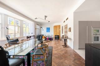 Stijlvol gerenoveerd appartement in hartje Antwerpen – 2 slaapkamers, 2 badkamers, parkingmogelijkheid<br /><br />In het bruisende hart van Antwerpen Centrum, achter een prachtige 10 meter brede Art Deco-gevel, vind je dit karaktervolle en instapklare appartement. Een zeldzame combinatie van charme, ruimte en comfort, midden in de stad.<br /><br />Bij het binnenkomen valt meteen de overvloed aan licht op, dankzij de brede gevel en grote raampartijen. De leefruimte ademt stijl en authenticiteit, met subtiele verwijzingen naar de originele Art Deco-architectuur, terwijl alles tot in de puntjes is afgewerkt voor hedendaags wooncomfort.<br /><br />De woning beschikt over twee volwaardige slaapkamers, elk met een eigen badkamer – ideaal voor wie houdt van privacy of gasten wil ontvangen in alle comfort. De keuken is volledig uitgerust en vormt het kloppend hart van het appartement, perfect voor gezellige avonden of uitgebreide diners.<br /><br />Een extra troef is de mogelijkheid tot een parkeerplaats te koop aan 45.000 euro, een echte luxe in deze centrale ligging.<br /><br />Alle voorzieningen – winkels, restaurants, openbaar vervoer en cultuur – bevinden zich op wandelafstand. Toch geniet je binnen van rust, ruimte en kwaliteit.<br /><br />Dit appartement is perfect voor wie op zoek is naar een stijlvolle woonst in het centrum van de stad, of voor wie wil investeren in een zorgeloze eigendom op toplocatie.