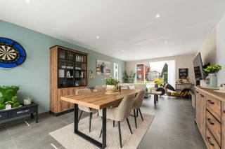 [[ DIT PAND NEEMT DEEL AAN DE ERA OPEN HUIZEN DAG OP 19/9 VAN 16:00 TOT 17:00 ]]
Op zoek naar een <strong>instapklare en energiezuinige woning</strong> <strong>(EPC A+) </strong>op een landelijke ligging nabij Aalst? Deze moderne woning combineert hedendaags comfort met een open zicht op het omliggende groen en is uitgerust met 14 zonnepanelen. Bovendien geniet de woning van een<strong> vlotte bereikbaarheid, </strong>nabijheid van<strong> openbaar vervoer</strong> en een gunstige verbinding richting Aalst, Dendermonde, Gent en Brussel<strong>.</strong>
<p>De woning beschikt over een ruime inkomhal met <strong>gastentoilet</strong>. De <strong>lichtrijke leefruimte</strong> sluit aan op de eetkamer en kijkt uit op de tuin. De <strong>volledig geïnstalleerde keuken</strong> is voorzien van alle hedendaagse toestellen.</p>

<p>Op de bovenverdieping bevinden zich <strong>drie volwaardige slaapkamers</strong> en een stijlvolle badkamer uitgerust met een <strong>inloopdouche </strong>en tweede toilet.</p>

<p>De woning beschikt over <strong>moderne technieken</strong> zoals een audio- en videofoon en energiezuinige vloerverwarming via een warmtepomp.</p>

<p>Extra troef: de tuin beschikt over aansluitingen voor het plaatsen van een zwembad. Er is ook een poolhouse terug te vinden. Daarnaast beschikt de woning over een grote oprit met voldoende parkeergelegenheid.</p>

<p>Kortom, een instapklare, duurzame woning op een topligging voor wie houdt van rust, ruimte en comfort. Contacteer ons vandaag nog om een bezoek in te plannen via <strong>053 41 40 25 </strong>of<strong> living@era.be</strong>!<br /><br /><strong><u>Interessant voordeel:</u> 4 jaar vrijstelling voor het kadastraal inkomen (KI)!</strong><br /><br />De verkoop van deze woning is onderworpen aan het btw-stelsel, waarbij 21% btw van toepassing is.</p>