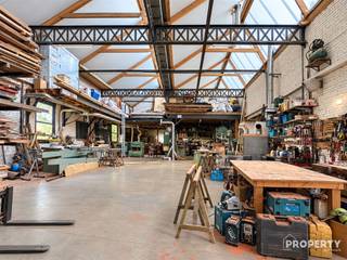Het atelier is bereikbaar via een afgesloten automatische schuifpoort. Het atelier zelf heeft een toegangspoort die 2,8m hoog is, het dak is volledig vernieuwd er is een toilet aanwezig en stadswater alsook een regenput van 20.000liter. De grondoppervlakte van het atelier is 210m2 en er is een mezzanine van 100m2. Naast het atelier is er 200m2 gepolierde beton en achter het atelier nog een strook grond van 400m2. Wenst u meer info of een bezoek mail naar info@property-vatsgoed.be of bel 0472406073.