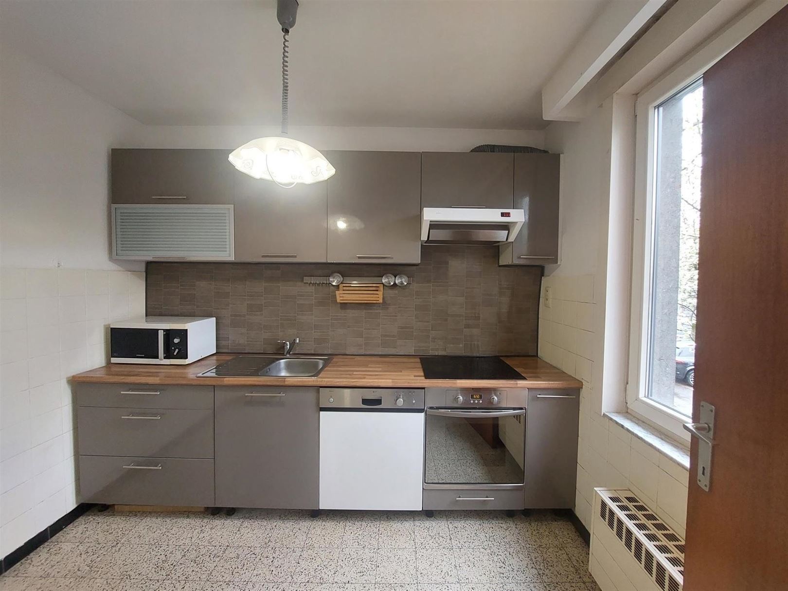 Appartement met 2 slaapkamers, terras en garage. - foto 4