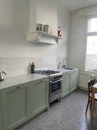 Charmante en karaktervolle rijwoning in het bruisende Borgerhout

Op zoek naar een huis met sfeer, karakter én een verrassend groen uitzicht? 
Deze charmante rijwoning in de Schapenstraat 16 ligt in een rustige straat, vlak naast de chocoladefabriek, Bar Chapel en op wandelafstand van Butchers Coffee en tal van leuke cafés, winkels en hotspots. Een jonge, levendige buurt met een fijne sfeer, terwijl je thuis geniet van rust en privacy.

De woning beschikt over 112 m² woonoppervlakte, verdeeld over drie verdiepingen, met 3 slaapkamers en een extra kelder van 34m2 die ideaal is als stockage.

Op het gelijkvloers bevinden zich de inkomhal, een nieuwe keuken met massief houten fronten, marmer werkblad, fornuis en een eettafel, gezellige zithoek en een recent aangelegd minituintje en een technische berging met ruimte voor wasmachine. De nieuwe terrazzo vloer zorgt voor een stijlvolle, tijdloze uitstraling.

De authentieke traphal bleef behouden en de trap werd afgewerkt in hoogglans antiekgroen – een echte eyecatcher.

Op de tussenverdieping bevindt zich een vernieuwd apart toilet. De eerste verdieping omvat een ruime slaapkamer van ca. 15 m² met twee ramen en een vernieuwde badkamer, met vrijstaand bad, toilet, douche en een authentiek wasmeubel.

Op de tweede verdieping zijn er nog twee slaapkamers van ca. 15 m² en 9 m².

Het dak en de achtergevel werden vorig jaar volledig geïsoleerd en afgewerkt.

Een bijzondere troef is het uitzicht aan de achterzijde: groen en een privé parking, zonder inkijk, waardoor je geniet van een verrassend open gevoel.

Een heerlijk huis voor liefhebbers van romantische sfeer, authentieke details en gezellig stadswonen.

Troeven: 112 m² woonopp. | 3 slaapkamers | volledige kelder | nieuwe keuken | nieuwe terrazzo vloer | aangelegde tuin | vernieuwde badkamer &amp; toilet | authentieke elementen | rustige straat | jonge buurt | groen uitzicht zonder inkijk | EPC 231.

Beschikbaar in overleg.