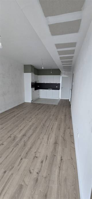 Op zoek naar een gezellig én modern 2 slaapkamer appartement in hartje Bree?<br /><br />Dit ruime appartement op de tweede verdieping van een nieuwbouwresidentie biedt u alle comfort en luxe waar u naar op zoek bent. Met een extra slaapkamer/bureauruimte en twee terrassen is dit appartement ideaal voor wie net dat beetje meer wil!<br /><br />Indeling:<br />Inkomhal: Ruime inkomhal met toegang tot alle vertrekken.<br />Toilet: Apart gastentoilet.<br />Berging: Praktische berging met extra opbergruimte.<br />Slaapkamers: Twee slaapkamers, waaronder een master bedroom met en-suite badkamer. De tweede kamer is perfect als slaapkamer, bureau of hobbyruimte.<br />Badkamer: Moderne badkamer voorzien van alle comfort.<br />Leefruimte: Gezellige open leefruimte met veel natuurlijk licht.<br />Keuken: Strakke open keuken uitgerust met moderne toestellen.<br />Terrassen: Twee aangename terrassen, ideaal om te ontspannen en te genieten van de rustige omgeving.<br /><br />Extra voorzieningen:<br />Ondergrondse garage en ruime kelderberging inbegrepen.<br />Ventilatiesysteem D voor een gezond en aangenaam binnenklimaat.<br />Centrale verwarming.<br />Appartement wordt volledig geschilderd opgeleverd.<br />Alle verlichtingsarmaturen worden voorzien door de verhuurder.<br /><br /><br /><strong>Specificaties:</strong><br />Beschikbaar vanaf: 01/06/2026<br />EPC: A<br />Locatie: Rustige nieuwbouwwijk in het centrum van Bree, dichtbij winkels, scholen en openbaar vervoer.<br /><strong>Huurprijs</strong><br />Huurprijs: €850 per maand.<br />Gemeenschappelijke kosten: €60 per maand.<br /><br />Geniet van extra ruimte en modern wonen op een toplocatie!<br />Dit appartement is ideaal voor alleenstaanden, koppels of kleine gezinnen die op zoek zijn naar comfort, ruimte en rust.<br /><br />Interesse?<br />Neem contact op via 089.23.69.33 of laura@lisimmo.be om een bezichtiging te plannen.