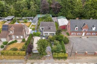 Aan de Ruddervoordsestraat 175 bevindt zich dit perceel met enorm potentieel op een terrein van 707 m². Met de te slopen woning is dit een zeldzame kans om een hoogwaardige nieuwbouw te realiseren aan het verlaagde tarief van 6% btw voor sloop en wederopbouw. Absolute troef: er is reeds een goedgekeurde bouwaanvraag aanwezig.<br /><br />Wie beslist om hier een huis te kopen in Veldegem, kiest voor de ideale combinatie van rust, uitstekende visibiliteit en bereikbaarheid. Het perceel ligt aan een levendige steenweg met een mooie zichtbaarheid, wat tal van mogelijkheden biedt. Tegelijk wordt de locatie omgeven door rustgevend groen en agrarische vergezichten die voor de nodige privacy en ontspanning zorgen.<br /><br />Kenmerken van het perceel<br />- Ruim terrein van 707 m² met een gunstige ligging en flexibele bouwmogelijkheden<br />- Uiterst geschikt voor een project met sloop en wederopbouw (mogelijkheid 6% BTW)<br />- Aansluitingen voor aardgas, water en elektriciteit zijn al aanwezig op het perceel<br /><br />Troeven en bereikbaarheid<br />- Vlotte ontsluiting: Gelegen op minder dan vijf minuten rijden van de oprit naar de autostrade E403<br />- Centrale ligging: Snelle en directe verbindingen naar nabijgelegen steden zoals Brugge, Roeselare en Kortrijk<br />- Groene omgeving: Landelijk en ontspannen wonen in Veldegem met een vrij zicht over het agrarisch gebied<br /><br />Dit eigendom te koop biedt de perfecte basis voor wie een woning op maat wil realiseren op een uitstekende locatie.<br /><br />De eigendom wordt aangeboden via de Power-sale formule. Van 03/09/2026 om 09:00 tot 03/10/2026 om 12:00 kan u het huis op afspraak komen bezichtigen en een bod uitbrengen. De vermelde prijs is een instelprijs. Voor meer info, gelieve contact op te nemen met de dossierverantwoordelijke.<br /><br />Dit pand is onderworpen aan de renovatieverplichting van de Vlaamse overheid voor residentiële gebouwen (behoudens bij sloop binnen 5 jaar na de aankoop). Consulteer voor meer informatie de website van het Vlaams Energie- en Klimaatagentschap via https://www.vlaanderen.be/een-woning-kopen/renovatieverplichting-voor-residentiele-gebouwen<br /><br />Bestuursmaatregelen in het maatregelenregister: nee