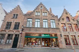 Si vous recherchez un emplacement commercial stratégique avec une maison, une propriété de caractère avec du potentiel ou un joyau immobilier au cœur de Bruges, alors cette propriété est une opportunité unique qui se présente rarement sur le marché.D'une superficie totale de 918 m², le bâtiment offre de nombreuses possibilités pour diverses utilisations commerciales, associées à un confort de vie. Grâce à son excellente visibilité, ce bâtiment est idéal pour ceux qui recherchent un emplacement stratégique offrant une visibilité maximale. Disposition de la section de négociation :- sous-sol : 106 m²- rez-de-chaussée (espace commercial) : 394 m²- premier étage : 100 m²Disposition du salon :- premier étage : 106 m²- deuxième étage : 106 m²- grenier : 106 m²- charmant jardin La propriété bénéficie également d'une entrée latérale unique. Il s'agit d'une vente discrète. N'hésitez pas à nous contacter si cette propriété pourrait vous intéresser et nous serons en mesure de vous fournir plus d'informations.