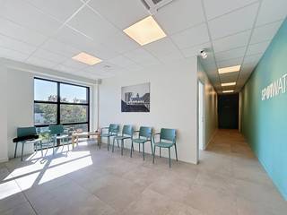 Het bedrijfspand, dat gelegen is op de 3e verdiep van een recent pand is exclusief afgewerkt met hoogstaande materialen. Ideaal voor vrij beroepen (dokter, psycholoog, kinesist).<br /><br />Betreft een Kantoorruimte met gedeelde faciliteiten (keuken, toilet, receptie) bestaande uit: <br /><br />Privatieve ruimtes: <br />- Grote bureau/praktijkruimte (37,5m2)<br />- 1e Bureauruimte (12m2)<br />- 2e Bureauruimte (12m2)<br />- 2x staanplaats<br /><br />Gemeenschappelijke ruimtes:<br />- Receptie (48,3m2)<br />- Keukenruimte (19m2)<br />- Gemeenschappelijk toilet<br /><br />De totale bruto oppervlakte bedraagt: 266m2.<br /><br />Vraagprijs: 2000 euro / maand + € 715,41 provisie voor: <br />op basis van verdeelsleutel van het onroerend goed: elektriciteit, water, internet, poetsen bureau,<br />deel onroerende voorheffing schatting, kosten mbt gemeenschappelijke delen.<br /><br />Wenst u een bezoek? Stuur dan een mail naar: jens.moens@dewaele.com<br />