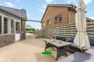 Deze gelijkvloerse woning bevindt zich op een rustige locatie, dicht bij het centrum van Edewalle (Kortemark), en staat op een perceel van 1000 m².<br /><br />De indeling op het gelijkvloers omvat een ruime inkomhal, een gezellige en lichte leefruimte, een volledig ingerichte keuken, een slaapkamer, wasplaats en een grote veranda. Daarnaast is heb je nog 2 extra gelijkvloerse slaapkamers of een praktijkruimte.<br /><br />Op de bovenverdieping bevinden zich twee slaapkamers en ook de zolder biedt extra opbergmogelijkheden.<br /><br />De tuin is een absolute troef: je geniet er van een open zicht op de omliggende velden. Verder zijn er een garage en een aparte buitenberging aanwezig.<br /><br />De opgegeven prijs geldt als een vraagprijs. Elk bod wordt aan de verkoper(s) voorgelegd, die vrij zijn om dit te aanvaarden.<br /><br />