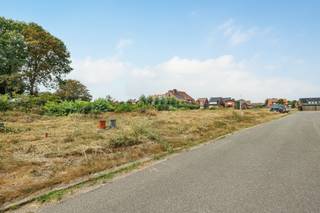 <p><span>Dit perceel van 518 m² is gelegen aan de hoek van de Meistraat en Strunkelstraat in Witgoor, Dessel. De rustige en aangename woonomgeving vormt een mooie uitvalsbasis voor wie een eigen woning wil bouwen met voldoende ruimte rondom.</span></p>
<p><span>Met een straatbreedte van 19,78 meter en een westelijke oriëntatie biedt het perceel verschillende mogelijkheden voor een aangename woning met tuin. De voorziene bouwzone bedraagt circa 14 meter breed en 9 meter diep. Dankzij de bestemming voor open bebouwing blijft er bovendien ruimte rondom de woning behouden.</span></p>
<p><span>Het perceel maakt deel uit van een goedgekeurde verkaveling. De nutsvoorzieningen zijn reeds voorzien, waardoor u een goede uitgangspositie heeft om zonder een langdurig voortraject aan uw bouwproject te beginnen.</span></p>
<p><span>Troeven:</span><br /><span>• 518 m² bouwgrond voor open bebouwing</span><br /><span>• Brede perceelzijde van 19,78 meter</span><br /><span>• Westelijke oriëntatie</span><br /><span>• Bouwmogelijkheden van 14 x 9 meter</span><br /><span>• Goedgekeurde verkaveling en nutsvoorzieningen reeds voorzien</span></p>