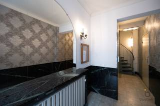 <p><span>Dit aangename en ruim appartement (105 m²) bevindt zich op de eerste verdieping van een gebouw met lift, op een toplocatie in Antwerpen. Het appartement beschikt over drie slaapkamers (10.5 m² + 12.5 m² + 13 m²) en tal van authentieke elementen die zorgen voor een warme en karaktervolle uitstraling. Hoewel het appartement hier en daar wat opfrissing kan gebruiken, biedt het een gezellige basis met heel wat potentieel. De absolute troef is de ruime, zonnige veranda, waar je in alle rust en privacy heerlijk kan genieten van een ontspannen moment. Er is geen fietsenstalling of privatieve parkeerplaats voorzien. Dankzij de combinatie van de centrale ligging, de authentieke charme en de fijne buitenruimte is dit een appartement met een eigen karakter en een bijzonder aangename sfeer.</span></p><p><span>Maandelijkse vaste kosten €100.</span></p><p><span>Bel of mail ons voor een bezichtiging.</span></p>