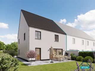 In de rustige omgeving van Baliebrugge in Oostkamp vind je deze moderne nieuwbouwwoning. Licht speelt de hoofdrol in de ruime woonkamer, die overvloeit in een open, volledig hyper-geïnstalleerde keuken. Praktisch ontworpen met een inpandige garage en een apart gastentoilet op het gelijkvloers.<br />Boven wacht een nachthal die toegang geeft tot drie royale slaapkamers, een badkamer uitgerust met ligbad, inloopdouche en dubbel lavabomeubel, een apart toilet en een berging/wasplaats. Een zolder bereikbaar via een trapluik biedt extra mogelijkheden. Deze woning combineert modern comfort met energiezuinigheid: vloerverwarming, aangedreven door een lucht-water warmtepomp, zonnepanelen en een regenwaterput van 10.000 liter. De omheinde tuin biedt privacy dankzij zwarte draadafsluiting en tuinmuren. Ideaal voor wie rustig, comfortabel en duurzaam wil wonen. ( sted.inl.: in aanvraag)