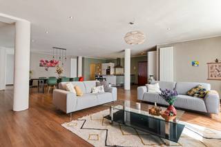 In de Van der Delfstraat 39, op de eerste verdieping van een kleinschalig gebouw met lift, bevindt zich deze zeer ruime loft met een...