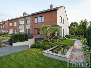 Woning met veel potentieel en mooi perceel om te renoveren TE KOOP via EXPERT-IMMO<br /><br />Bekijk onze Walkly video's; klik hierna : Vlaanderenlaan 60, Harelbeke<br /><br /><u>Wettelijke info : </u><br />EPC : 795 kWh/m² - F - label - heeft wat jonge liefde nodig<br />Vrij : bij akte<br />VP : 250.000 euro, U kan bieden.<br />* Er werden AI foto's ontwikkeld om u een beeld te geven wat u van de ruimte kan maken. <br />Elektriciteit : te renoveren<br />Stedenbouw: Geen beschermd monument, niet op inventaris, Vergund, Woongebied, Geen dagvaarding uitgebracht, Geen voorkooprecht ruimtelijke ordening aanwezig, geen verkaveling, geen overstromingsgebied, niet gelegen in afgebakend oevergebied, geen watergevoelige open ruimte gebieden. <br />Asbest: Niet-Asbestveilig<br />Waterinfo: <br />Perceelscore of P-score : A<br />Gebouwenscore of G-score : A<br />Ligging in Signaalgebied neen<br />Ligging in afgebakende oeverzone of afgebakend overstromingsgebied neen<br />Ligging in een risicozone voor overstromingen neen<br />Uitleg lettercode : <br />A: geen overstroming gemodelleerd<br />B: kleine kans op overstromingen onder klimaatverandering<br />C: kleine kans op overstromingen<br />D: middelgrote kans op overstromingen <br /><br />PS : foto's werden genomen met een breedbeeldcamera, om de volledige ruimte op 1 beeld te kunnen weergeven, de ruimtes kunnen hierdoor groter lijken dan in werkelijkheid.