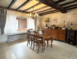 <p><span>Op zoek naar een woning met ruimte, een praktische indeling en tal van mogelijkheden? Dan is deze eigendom in Deerlijk zeker een bezoek waard.</span></p><p><span>Deze woning beschikt over een bewoonbare oppervlakte van 162 m² en is gelegen op een perceel van 270 m². Binnenin wordt u verwelkomd in een aangename leefruimte waar woonkamer en eetplaats naadloos in elkaar overvloeien. De combinatie van de schouw, de zichtbare balken en de grote raampartijen zorgt voor een warme woonbeleving met een aangename lichtinval doorheen de dag.</span></p><p><span>Aansluitend bevindt zich de keuken, die rechtstreeks verbonden is met de ruime veranda. Deze veranda vormt een echte meerwaarde voor de woning en biedt een mooie extra leefruimte waar u elk seizoen kunt genieten van het uitzicht op de tuin. Het is de ideale plek om te ontspannen, te genieten van een gezellige maaltijd of familie en vrienden te ontvangen.</span></p><p><span>Buiten beschikt de woning over een afgesloten tuin en een terras waar het aangenaam vertoeven is. Achteraan het perceel bevindt zich bovendien een ruime dubbele garage, ideaal voor het stallen van voertuigen, het uitoefenen van een hobby of het creëren van extra bergruimte. Daarnaast beschikt de woning ook over een inpandige garage, wat zorgt voor extra comfort en praktische mogelijkheden.</span></p><p><span>Op de verdieping bevinden zich drie slaapkamers en een badkamer. De beschikbare ruimtes bieden alle mogelijkheden om deze woning verder in te richten volgens uw eigen woonwensen en behoeften.</span></p><p><span>Gelegen op een vlot bereikbare locatie in Deerlijk, met winkels, scholen, openbaar vervoer en belangrijke verbindingswegen in de nabije omgeving, vormt deze eigendom een interessante opportuniteit voor gezinnen en kandidaat-kopers die op zoek zijn naar een woning met ruimte, een veranda, meerdere garages en een aangename tuin. Een woning die klaarstaat om verder haar verhaal te schrijven met haar nieuwe bewoners.</span></p>