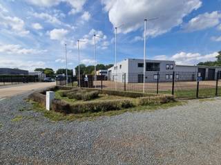 Het bedrijfspand dat te huur staat is gelegen aan de Noordervaart. Een industriegebied gelegen aan het pittoresk jachthaventje van Herentals. Hier staat nog een hele ontwikkeling naar eet- en campeergelegenheid te gebeuren. <br />Het bedrijfspand is uitgerust met een magazijn met een oppervlakte van ca. 670m² en een kantoor met een oppervlakte van ca. 200m².<br /><br />De kantoren zijn voorzien van domotica en hebben een frisse en professionele uitstraling. De magazijnen beschikken over twee gelijkvloerse poorten. De eerste gelijkvloerse poort geeft toegang naar dat deel van het magazijn waar momenteel een rolbrug opgesteld staat. Uiteraard kan het ook perfect gebruikt worden voor de opslag van goederen. <br />De tweede sectionaalpoort geeft toegang naar dat deel van het magazijn dat vroeger werd gebruikt voor het onderhoud van vrachtwagens. Het is met andere woorden voorzien van een heel lange smeerput.<br /><br />Het pand is volledig omheind en beschikt ook nog over een beetje verharde buitenruimte.