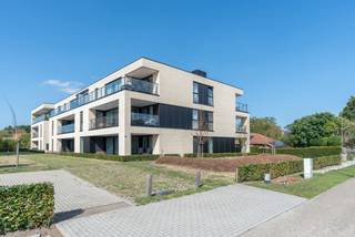 <p><strong>Recent 1-slpk appartement met terras en ondergrondse autostaanplaats te Beerse<br /></strong>EPC: 31kWh/m² | Beschikbaar: onmiddellijk | Zonnepanelen aanwezig</p>
<strong>Bezoek aanvragen via: https://dilegno.mijnhuurprofiel.be/property/c0d08568-a165-4f0a-b162-405c8450433e</strong><br /><br /><strong>Omschrijving:<br /></strong>We betreden dit appartement op de gelijkvloerse verdieping via de inkomhal, waar zich ook een apart toilet bevindt.<br />Het appartement beschikt over een ruime woonkamer met een open, volledig geïnstalleerde keuken, voorzien van een combi-oven, vaatwasser, koelkast, inductiekookplaat, dampkap en spoelbak.<br />Aan de achterzijde van het appartement bevindt zich de slaapkamer, met aansluitend de badkamer. De badkamer is uitgerust met een douche en een badkamermeubel met dubbele wastafel.<br /><br />Als extra beschikt het appartement over een terras dat te bereiken is vanuit de slaapkamer en de woonkamer. <br /><br />Tot slot geniet deze woning van een ondergrondse autostaanplaats met laadpaal en een kelderbering, reeds inbegrepen in de prijs.<br /><br /><strong>Algemeen:</strong><br />- EPC: 31kWh/m²<br />- Beschikbaar: onmiddellijk<br />- Autostaanplaats met laadpaal<br />- Privé kelderberging <br />- Géén gemeenschappelijke kosten!