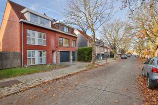 Opbrengsteigendom met 2 appartementen te Mortsel in een residentiële woonwijk!Indeling gelijkvloers appartement met tuin:We betreden het appartement...