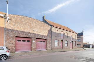 Multifunctional commercial property with warehouse for rent of approximately 1,052 m² in the center of Wevelgem. Thanks to the large display...