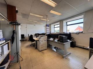 Uitstekend gelegen kantoorruimte van 785 m² langs de bedrijvige Bruggesteenweg, dé belangrijkste invalsweg naar Roeselare en op amper 2 min van...