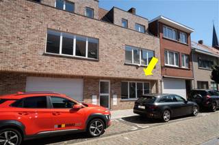 Gelijkvloers appartement met tuin en staanplaats gelegen nabij kerkplein in Wommelgem. Plaatsbeschrijving: hall met plaats voor vestiaire,...