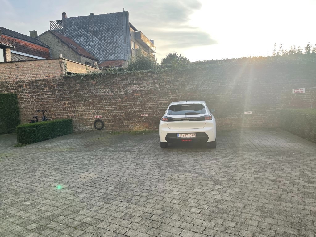 Kristus Koning      AUTOSTAANPLAATS in open lucht afgesloten van de straat ( op achterliggende grond van een appartementsgebouw  Res. Veldmaarschalk Foch)in - foto 3