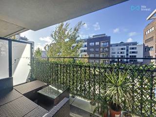 Tél : 0456 87 27 16 / E-mail : juliana.t@weinvest.be<br /><br />We Invest biedt u dit charmante en moderne appartement van 35 m², ideaal gelegen in Evere.<br />Het appartement bevindt zich op de 2e verdieping en bestaat uit een aangename leefruimte met een volledig uitgeruste open keuken, een open slaapkamer, een douchekamer en een afzonderlijk toilet. Daarnaast beschikt de woning over een terras en een kelder, die extra bergruimte biedt.<br /><br />De woning is gelegen in een aangename residentiële omgeving, met een vlotte verbinding naar Brussel en de omliggende gemeenten. Verschillende buslijnen, waaronder 63, 66 en 80, bevinden zich in de nabijheid en zorgen voor een goede bereikbaarheid.<br /><br />Een modern en functioneel appartement, ideaal voor een alleenstaande die op zoek is naar een comfortabele woning met een goede bereikbaarheid.<br /><br />PEB A.<br />100€/maand (parking)<br />Voorziening voor kosten: €50/maand.<br /><br />Een niet te missen kans!