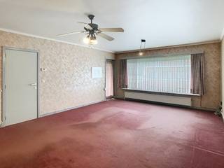 Instapklaar appartement met 2 slaapkamers en terras nabij het centrum van Roeselare.Het appartement te koop heeft volgende indeling:- inkom - lichtrijke woonkamer- keuken voorzien van kookplaat met dampkap, spoelbak, combi-oven en frigo- berging - 2 slaapkamers- badkamer voorzien van lavabo in meubel, bad, toilet en aansluiting wasmachine- terrasExtra kenmerken:- lichtrijk en instapklaar appartement- lift aanwezig in het gebouw- centrale ligging nabij winkels, openbaar vervoer, scholen, invalswegen, centrum van Rumbeke en Roeselare,...- blanco elektrische keuring, abestveilig en gunstig EPC label BAchterliggend garage verplicht bij aan te kopen (€ 20.000).Het appartement en de garage zijn momenteel verhuurd voor 700 euro per maand.