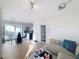 <p><strong>WATERLOO, in the recently built Jardins du Vallon complex, close to all amenities, UNFURNISHED apartment of ±92m² on the 2nd floor. It comprises an entrance hall with separate toilet, a 30m² living room with fully equipped open-plan kitchen, 2 terraces of ±6m² and ±3m² and a laundry room. The 15m² master bedroom has access to a ±6m² terrace and its own bathroom. The hallway leads to a second 10m² bedroom and a shower room. Indoor parking space. Cellar. Dual-flow ventilation. PEB B. Provision for charges €100/month (communal). Available on 01/03/2026. Measurements given for information purposes only.</strong></p>
<p><u>On the 2<sup>nd</sup></u> floor:</p>
<ul>
<li>Entrance hall with separate toilet</li>
<li>30m² living room with fully equipped open kitchen</li>
<li>2 terraces of ±6m² and ±3m² and a laundry room.</li>
<li>±15m² master bedroom with access to a ±6m² terrace and its own bathroom.</li>
<li>One bedroom of ±10m².</li>
<li>Shower room.</li>
</ul>
<p>Indoor parking space.</p>
<p>Cellar no. 4.</p>
<p>Dual-flow ventilation.</p>
<p>PEB B.</p>
<p>Provision for charges €100/month (common areas).</p>